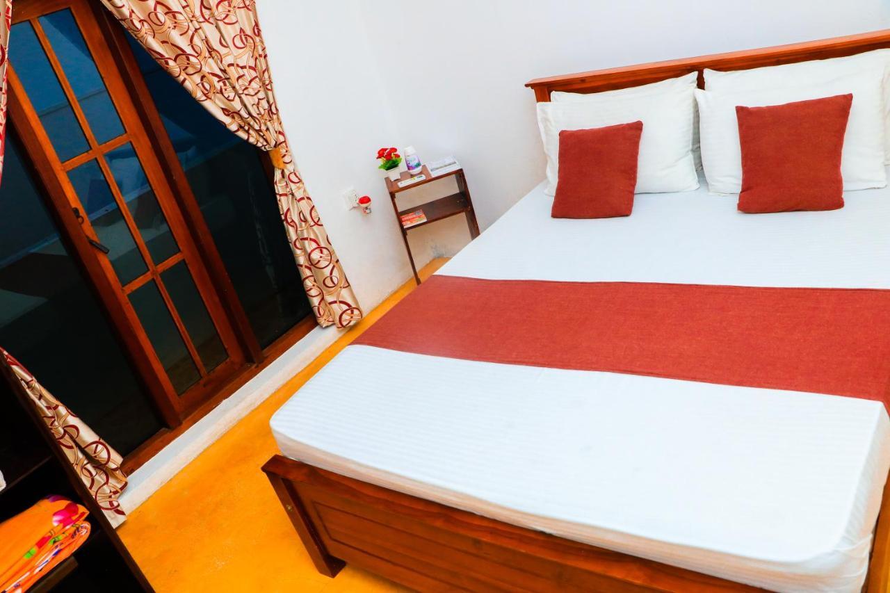 Like Mike Tourist Guest House & Restaurant Negombo Ngoại thất bức ảnh