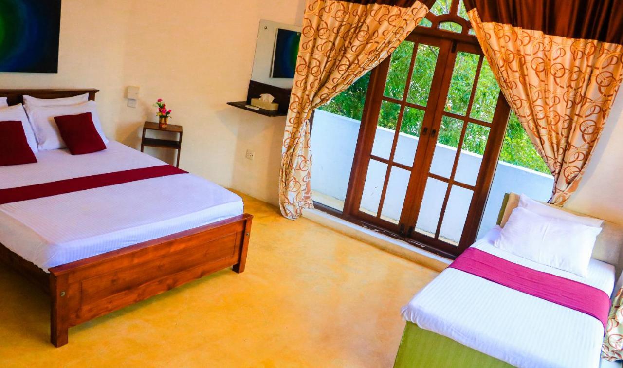 Like Mike Tourist Guest House & Restaurant Negombo Ngoại thất bức ảnh