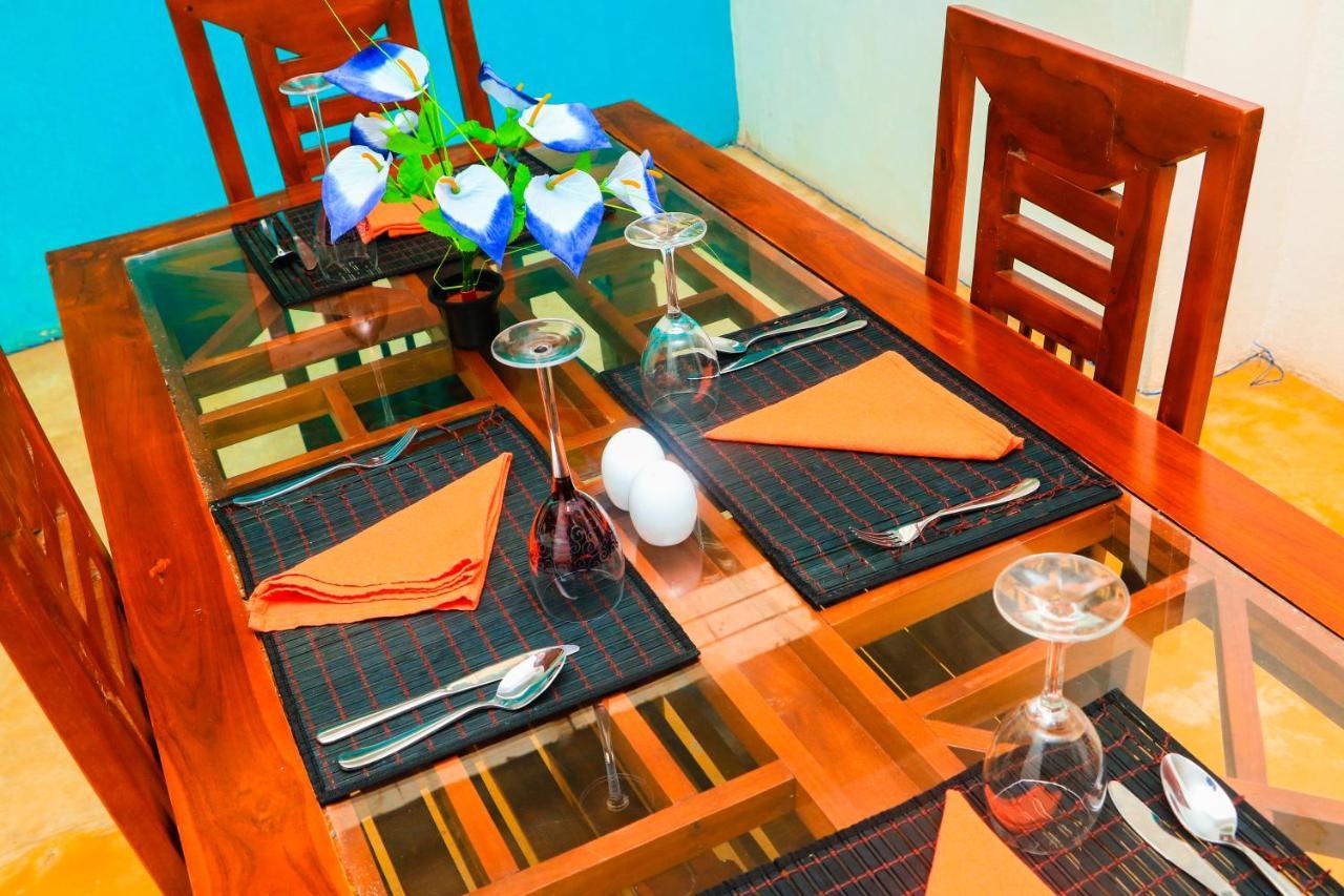 Like Mike Tourist Guest House & Restaurant Negombo Ngoại thất bức ảnh